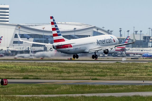 Boeing 737-800 (N821NN)