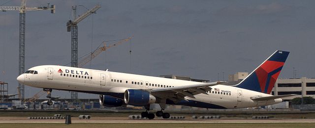 Boeing 757-200 (N668DN)