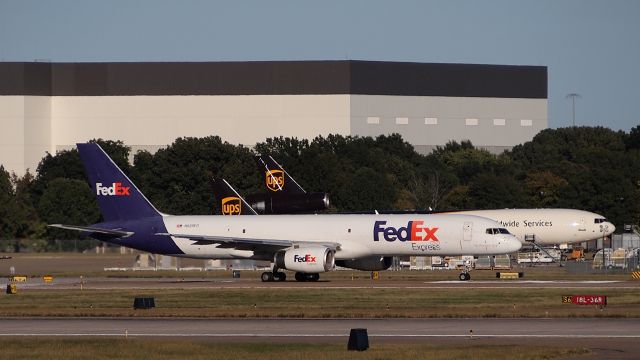 Boeing 757-200 (N935FD) - "Desiree" departing 18L.