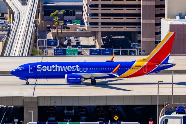Boeing 737 MAX 8 (N8828L) - A Southwest Airlines 737 MAX 8 taxiing at PHX on 3/4/23. Taken with a Canon R7 and Canon EF 100-400 L II lens.