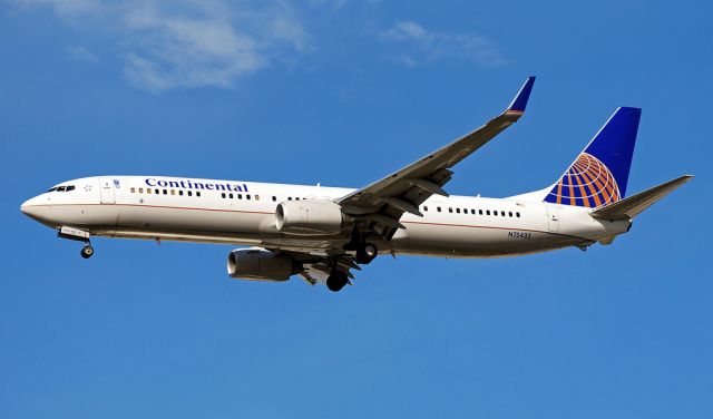 Boeing 737-900 (N75432) - United Continental Airlines Boeing 737-924/ER N75432 cn 2817  Las Vegas - McCarran International (LAS / KLAS) USA - Nevada, 10-16-2010 Photo: Tomás Del Coro