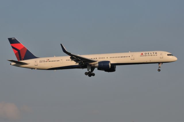 BOEING 757-300 (N594NW)