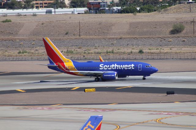 Boeing 737-700 (N7884G)