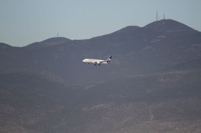 Boeing 787-8 (N966AM) - FINAL APPROACH 27 MMTJ