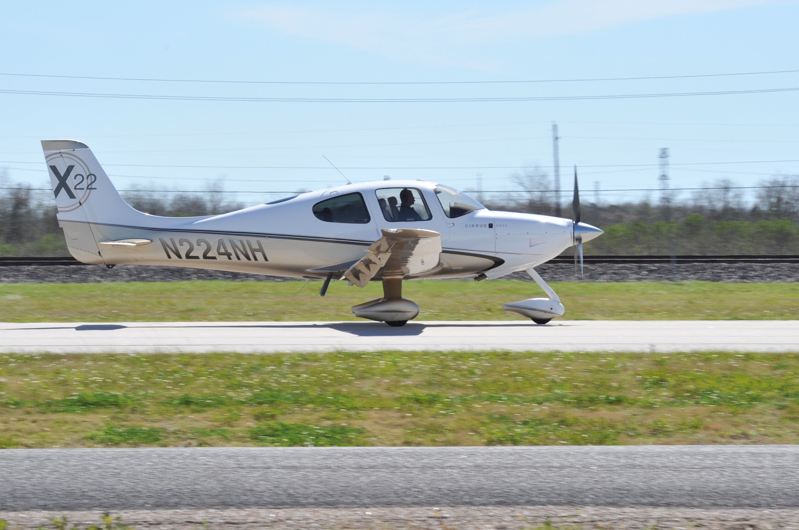 Cirrus SR-22 (N224NH) - SR-22 landing 27 at KAXH