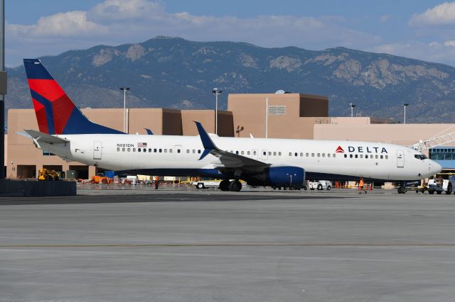 Boeing 737-900 (N881DN)