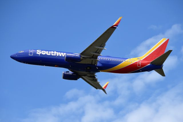 Boeing 737-800 (N8652B)