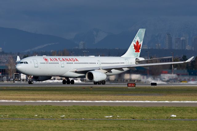 Airbus A330-300 (C-GHKR)