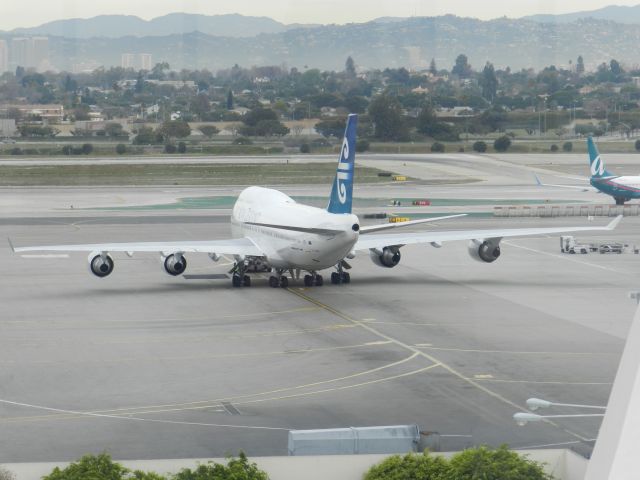 Boeing 747-400 —