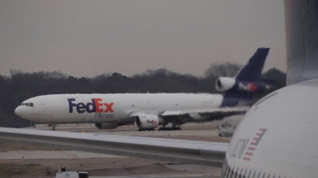 Boeing MD-11 (N618FE) - Quite a bit of distortion from N327NBs APU exhaust.