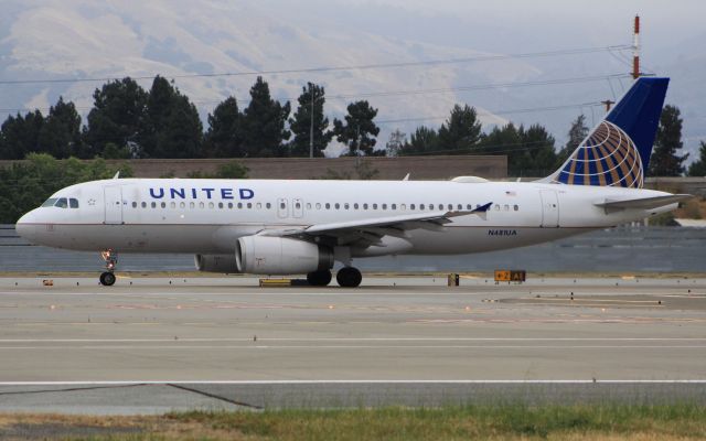 Airbus A320 (N481UA)