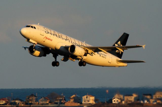 Airbus A320 (N686TA) - 'TACA 445' departing to San Salvador on 33L