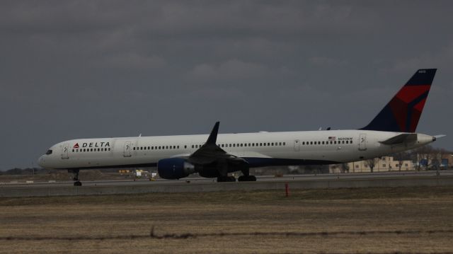 BOEING 757-300 (N590NW) - 032616 Delta B757 on Twy W