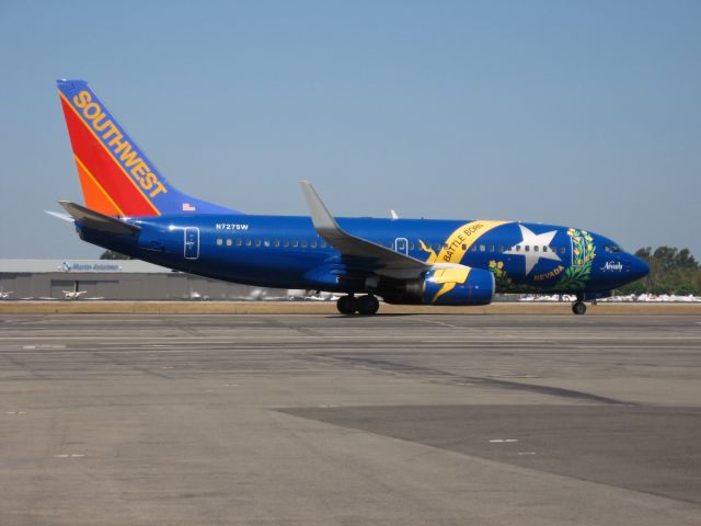 Boeing 737-700 (N727SW) - Taxiing to gate after landing