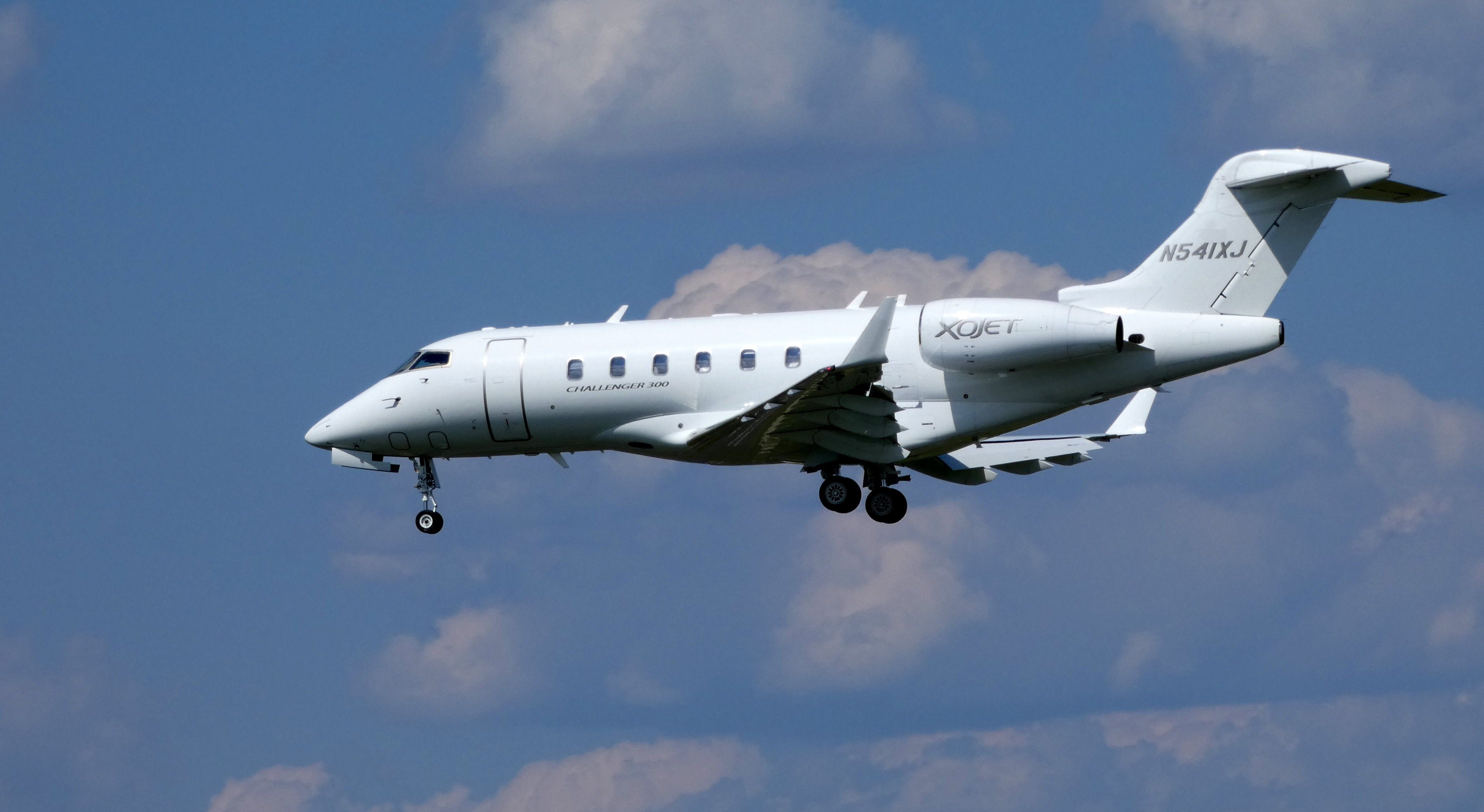 Bombardier Challenger 300 (N541XJ) - On final is this 2009 Bombardier Challenger 300 in the Summer of 2019.