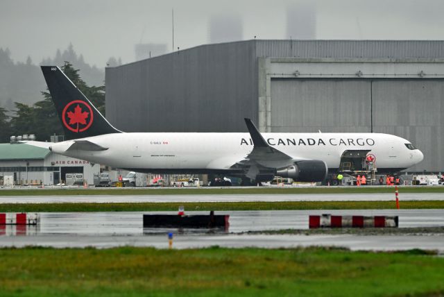 BOEING 767-300 (C-GHLU)