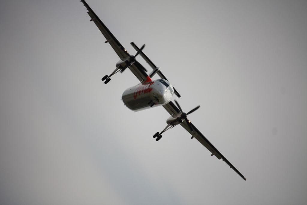de Havilland Dash 8-300 (C-GHTA)