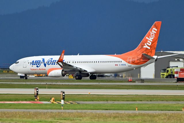 Boeing 737-800 (C-FNYA)