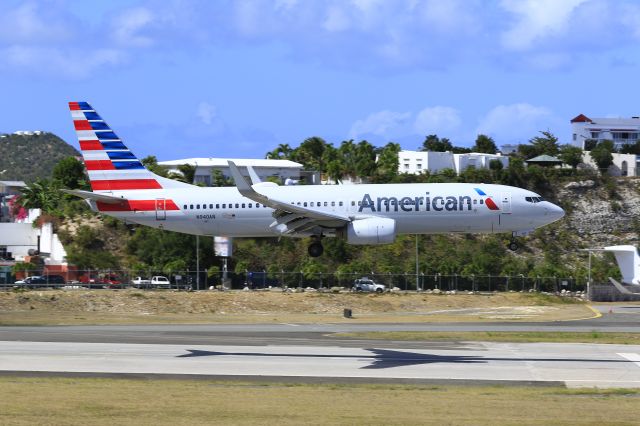 Boeing 737-800 (N940AN) - American Airlines N940AN landing at St Maarten