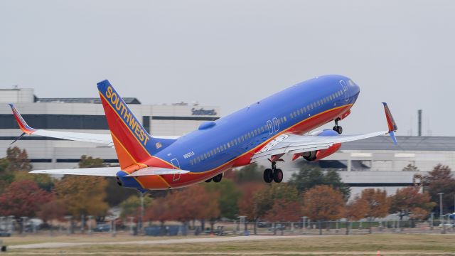 Boeing 737-800 (N8651A) - Departing 31Lbr /11/18/18