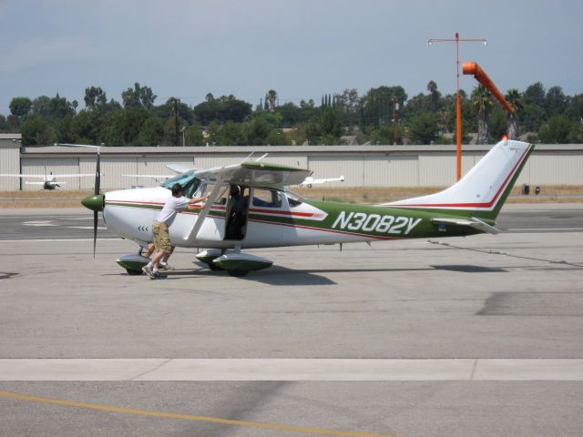 Cessna Skyhawk (N3082Y) - Push back