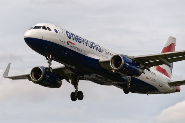 Airbus A320 (G-EUYS) - 4th August, 2024: Flight BA 1487 from Glasgow is on short finals to runway 27L at London Heathrow. 