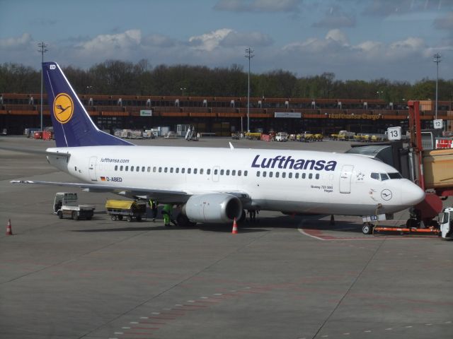 BOEING 737-300 (D-ABED) - B737-300 D-ABED der Lufthansa beim Ground Service, fotografiert aus dem soeben abgestellten Nachbarflugzeug nach meiner Ankunft in TXL.br /Foto vom 23.04.2012.