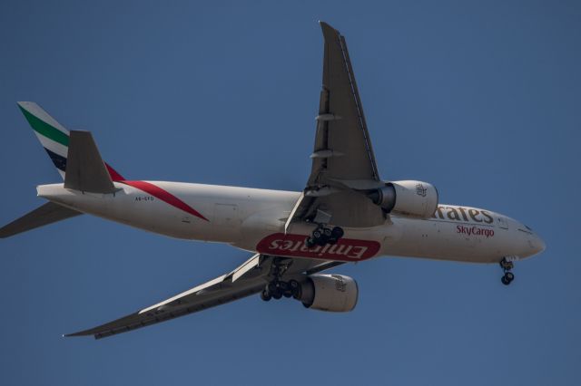 Boeing 777-200 (A6-EFD) - Boeing 777F de Emirates SkyCargo survolant Bruxelles (Jette) avant son atterrissage à Zaventem - Bruxelles National (8 mai 2016) 