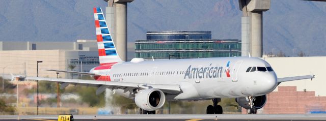 Airbus A321 (N183UW) - phoenix sky harbor international airport AAL240 22FEB20