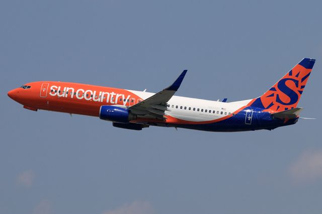 Boeing 737-800 (N832SY)