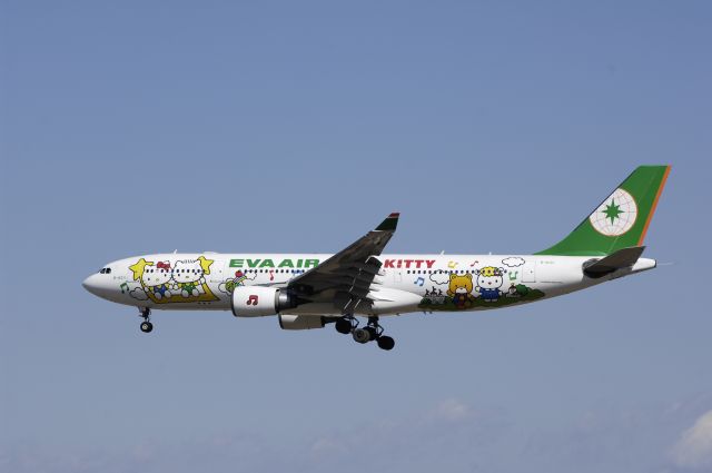 Airbus A330-200 (B-16331) - Final Approach to Narita Intl Airport Rwy34L on 2013/02/21 "Hello Kitty c/s"