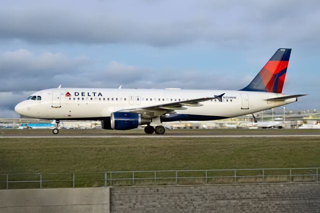Airbus A320 (N334NW)