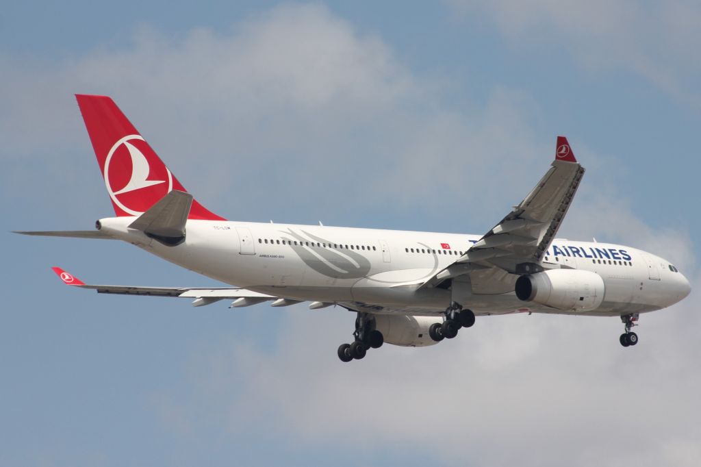 Airbus A330-200 (TC-LOM)