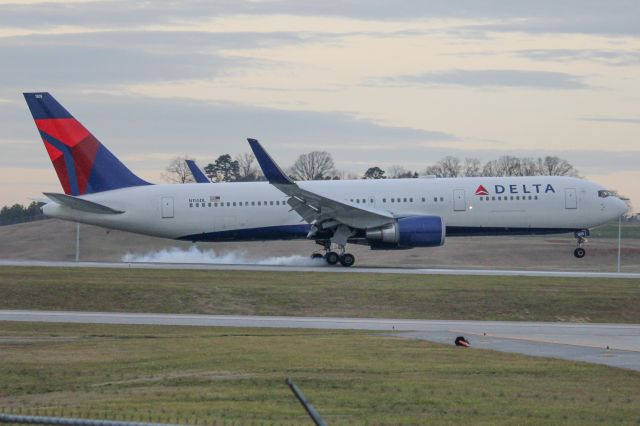 BOEING 767-300 (N155DL) - Tennessee Football Charter 