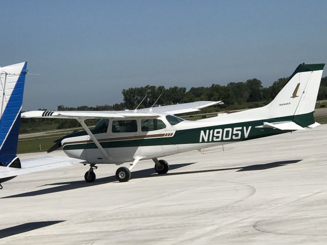 Cessna Skyhawk (N1905V) - At JXN 