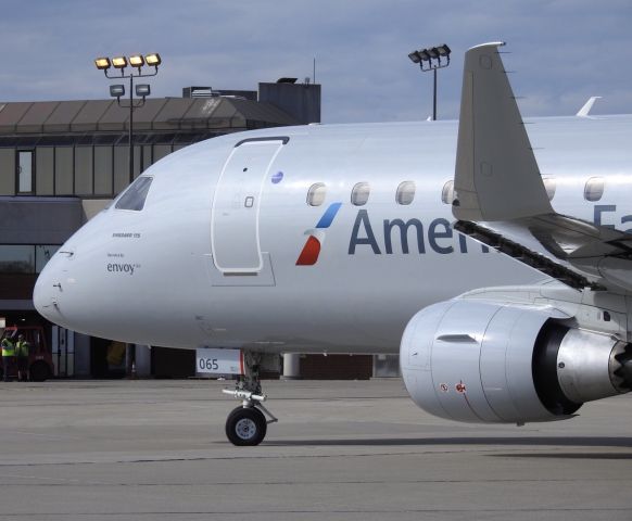 Embraer 170/175 (N265NN)