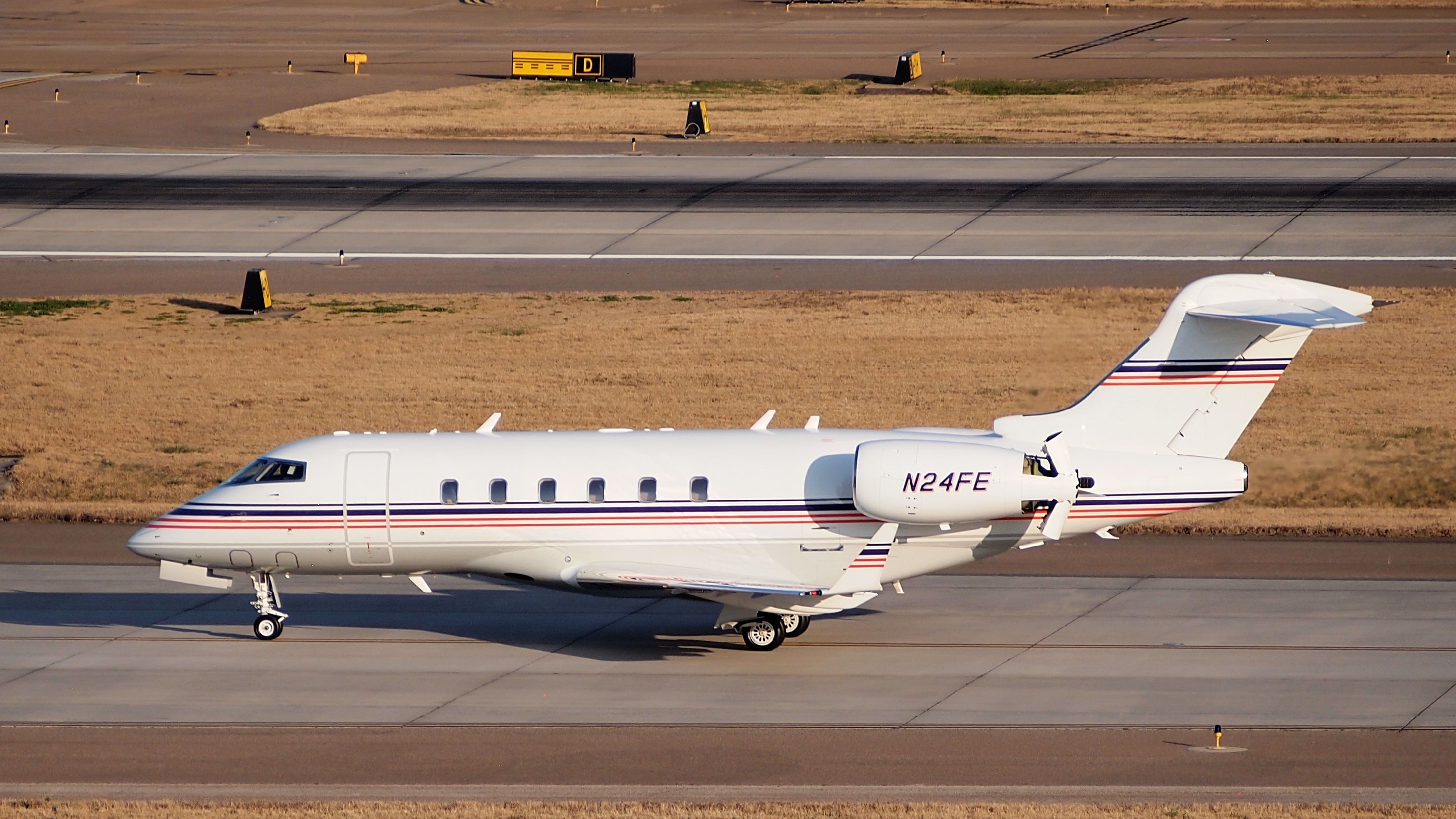 Bombardier Challenger 300 (N24FE)
