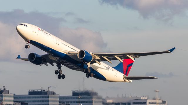 Airbus A330-300 (N810NW)