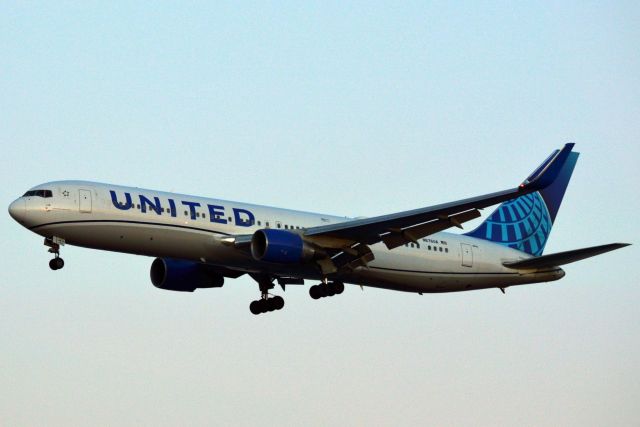 N676UA — - United 25 Heavy arriving from London Heathrow 