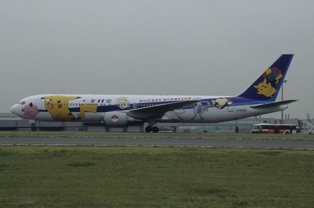 BOEING 767-300 (JA8569) - Taxing at Toikyo-Haneda Intl Airport on 1998/06/17 " Pokemon c/s "