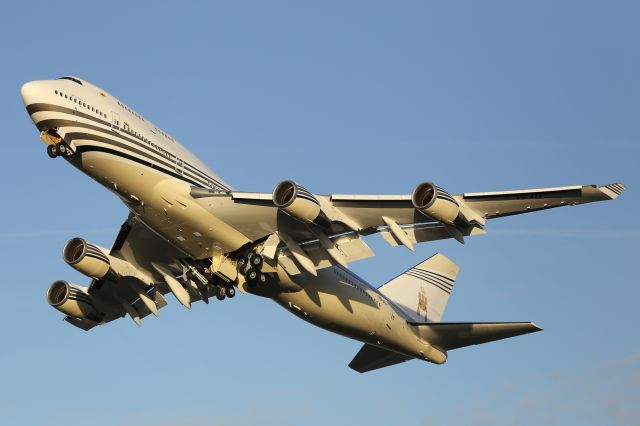 Boeing 747-200 (V8-ALI) - Departing runway 027R, LHR.