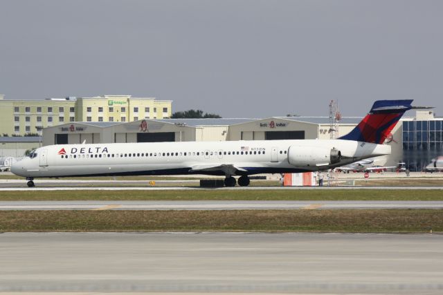 McDonnell Douglas MD-90 (N931DN) - Delta 2298 (N931DN) departs Sarasota-Bradenton International Airport enroute to Hartsfield-Jackson Atlanta International Airport