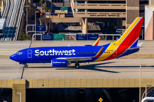 Boeing 737-700 (N793SA) - A Southwest 737-700 taxiing at PHX on 1/25/23. Taken with a Canon R7 and Tamron 70-200 G2 lens.