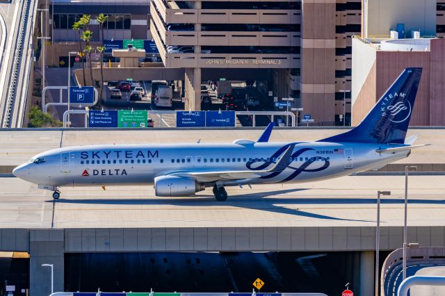 Boeing 737-800 (N381DN) - A Delta Airlines 737-800 in SkyTeam special livery taxiing at PHX on 2/9/23 during the Super Bowl rush. Taken with a Canon R7 and Tamron 70-200 G2 lens.