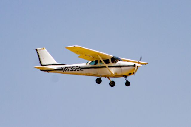 Cessna Skyhawk (N8358L)