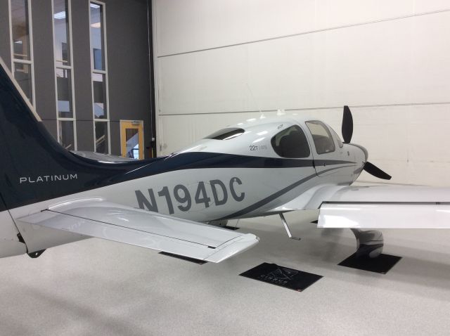 Cirrus SR-22 (N194DC)