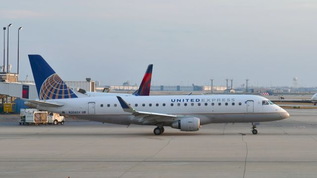 Embraer 175 (N206SY) - United Express Embraer ERJ-175LR N206SY in Chicago 