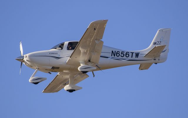 Cirrus SR-22 (N656TW) - Runway 20R arrival @KDPA.