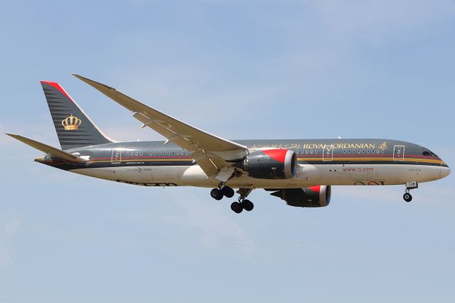 Boeing 787-8 (JY-BAB) - Royal Jordanian Airlines flight RJ111 from Amman landing on Heathrows runway 09L at 15:07 on Tuesday 03/07/18