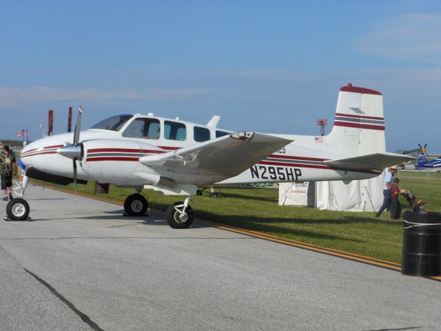 Beechcraft Twin Bonanza (N295HP)